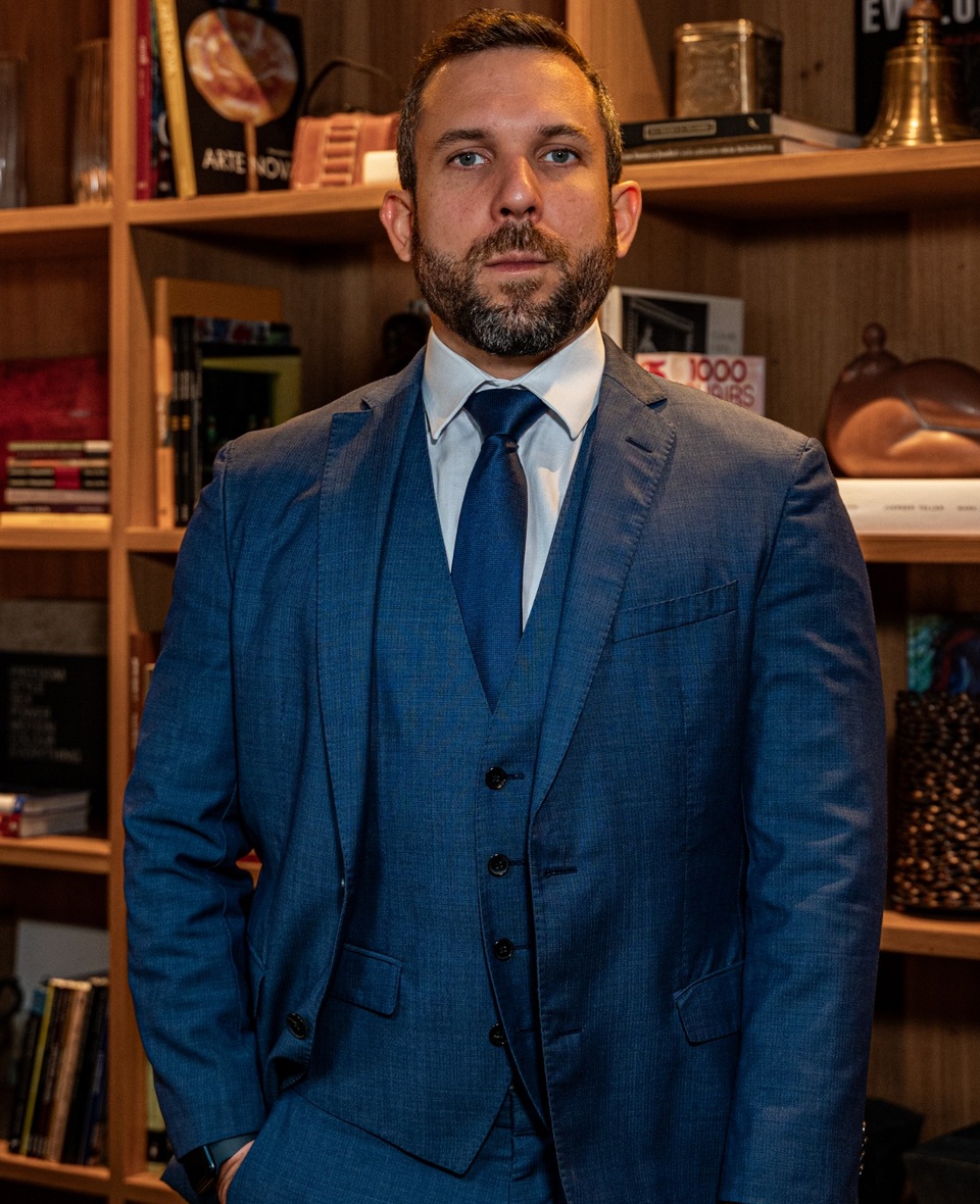 Dr. Rodrigo Rodrigues em escritório sofisticado